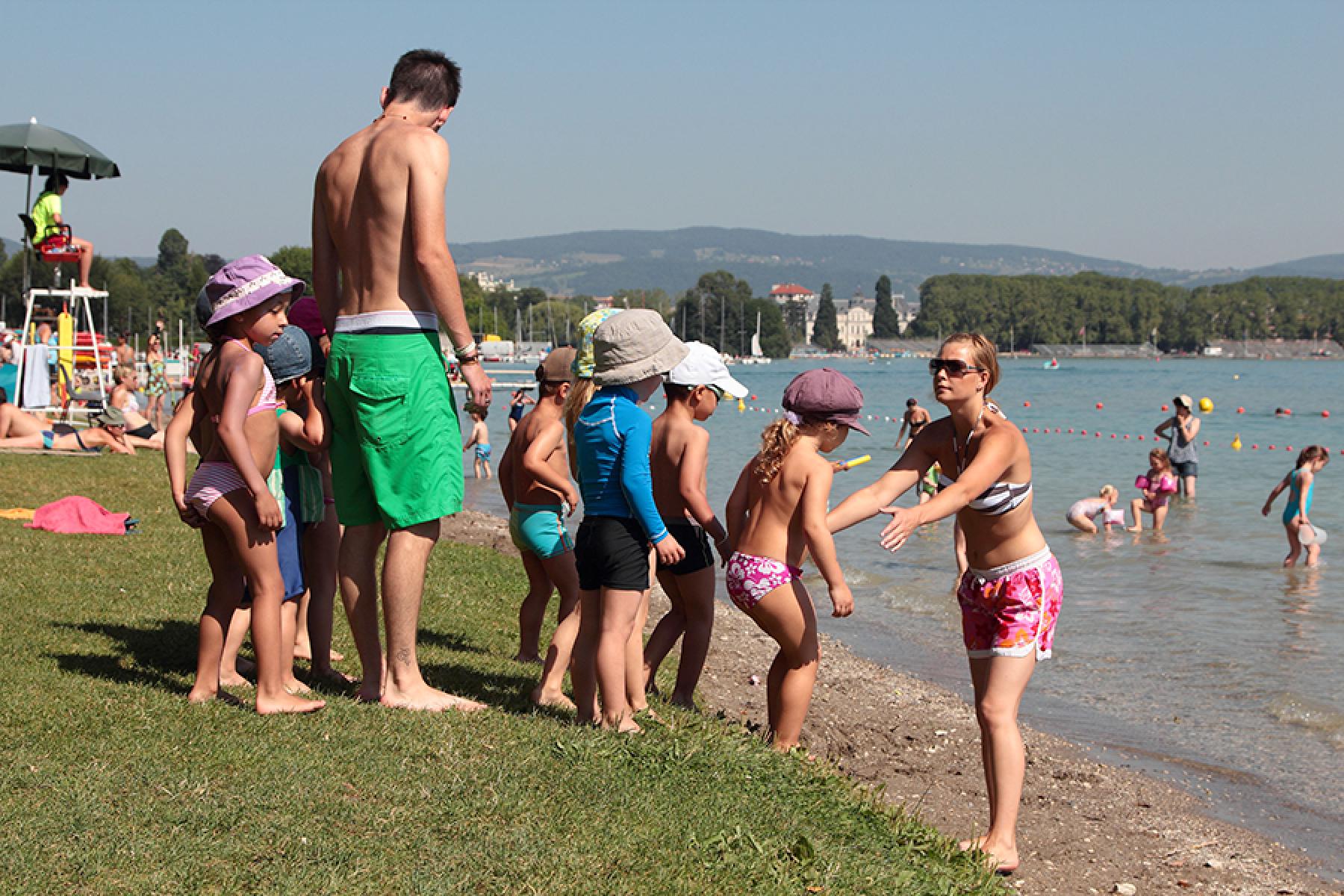 animateurs et enfants durant une activité de baignade