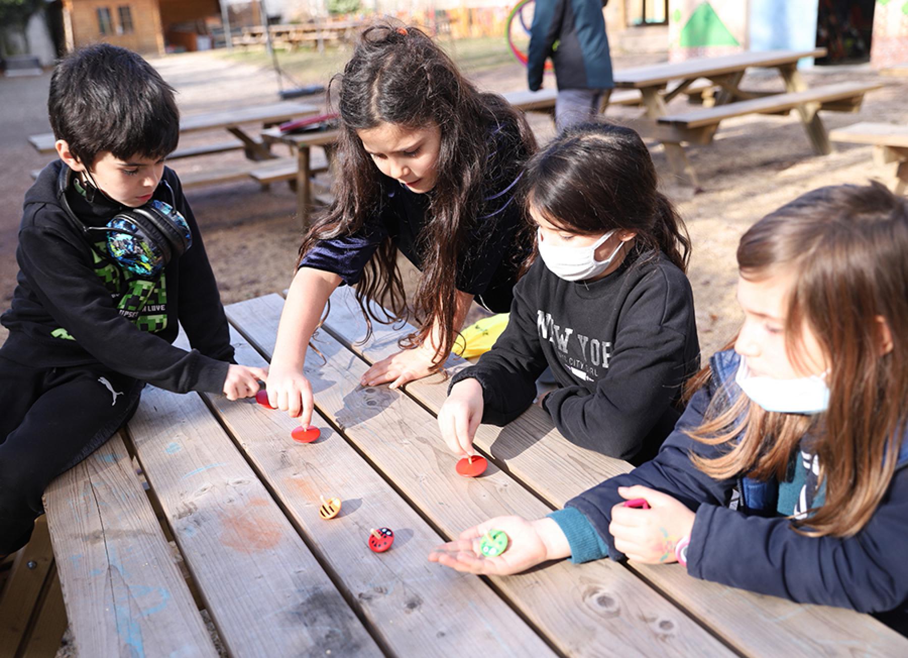 Garçon 4 Ans Sur Le Terrain De Jeu Enfant De Quatre Ans Actif