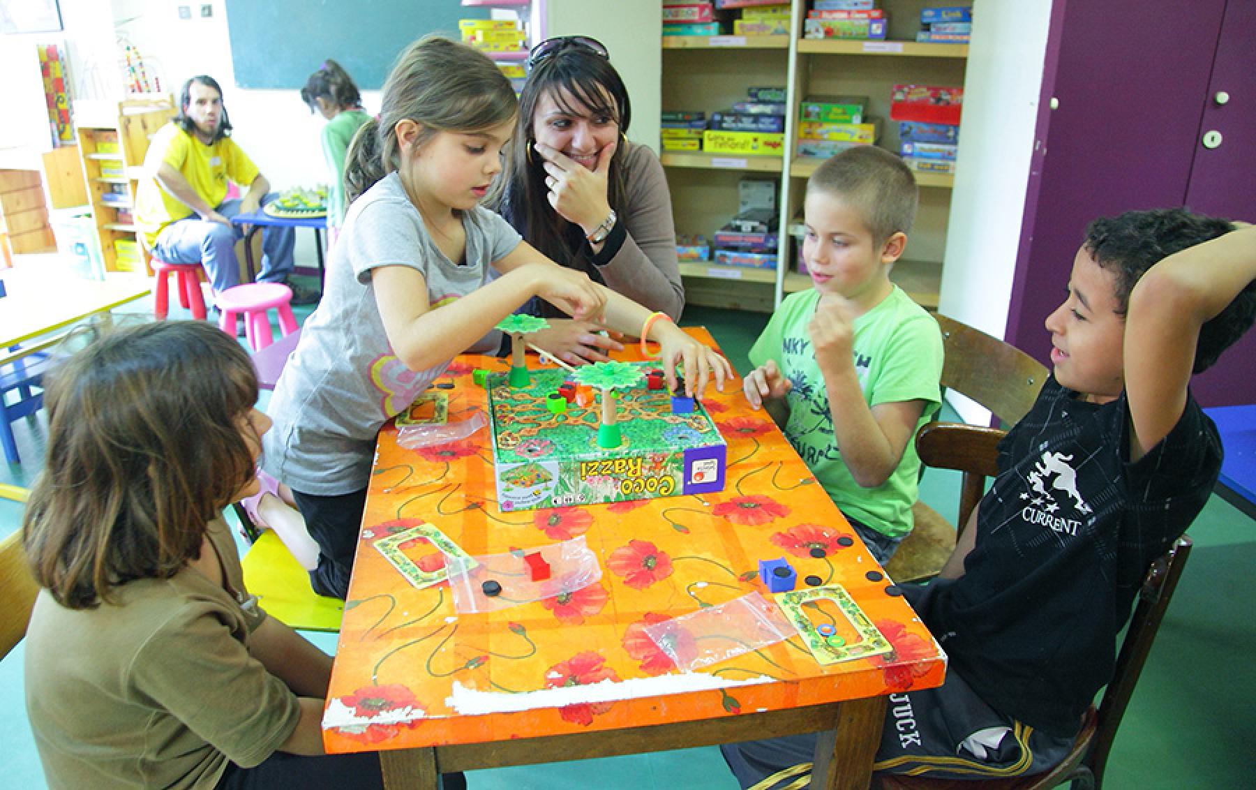 Règles de jeux de terrains, présentation de jeux de société pour enfants et  ados